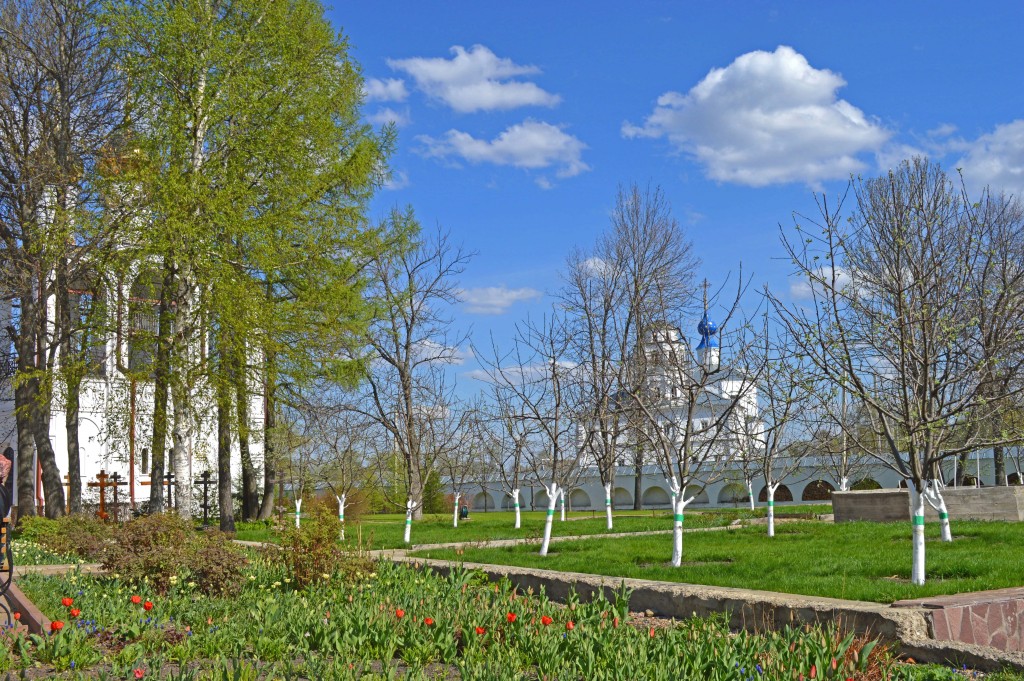 Никольский монастырь. Монастырский сад, монастырское кладбище и колокольня