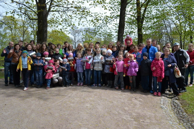 Ребята из многодетных и неполных семей Псковской области побывали на открытии сезона фонтанов в Петергофе