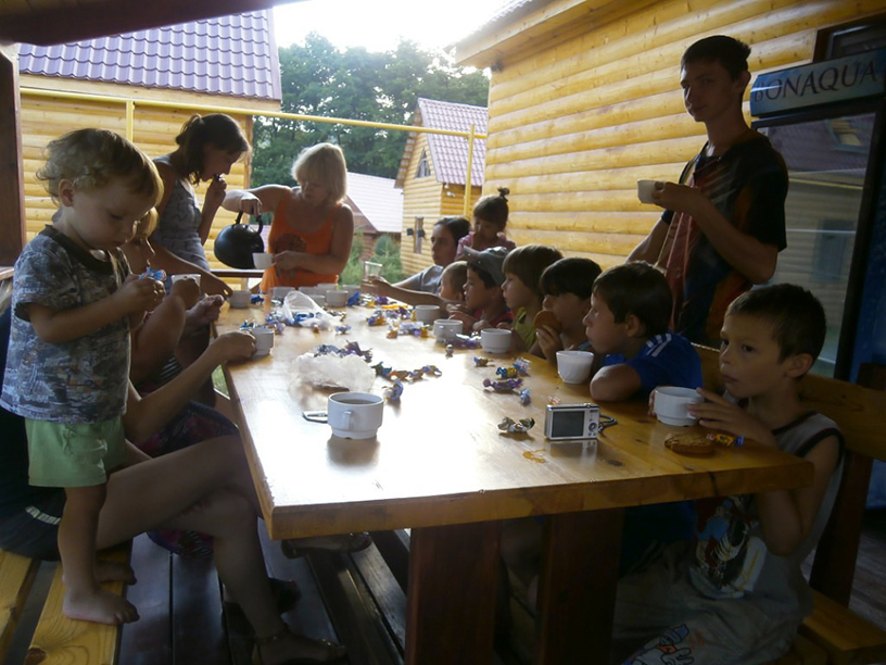 Продолжен сбор на реабилитационный лагерь для детей, перенесших психологическую травму