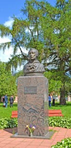 Бюст Пушкина на территории усадьбы Гончаровых