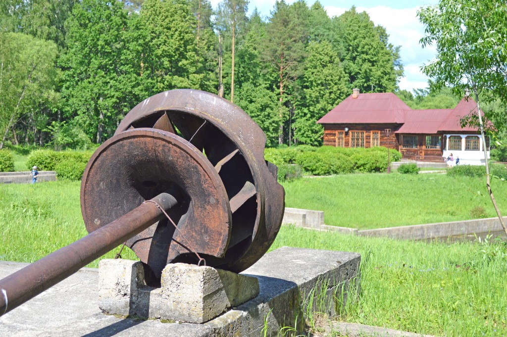 Турбина ГЭС, которая была построена в усадьбы Чернышевых в Советское время