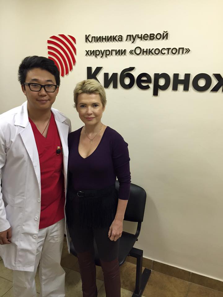 Ольга Касаткина, получившая помощь на лекарства, проходит лечение «КиберНожом»