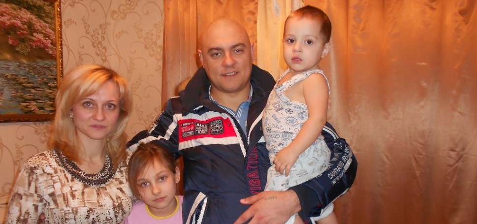 Семья Александра Ефимова поздравляет вас с праздниками!