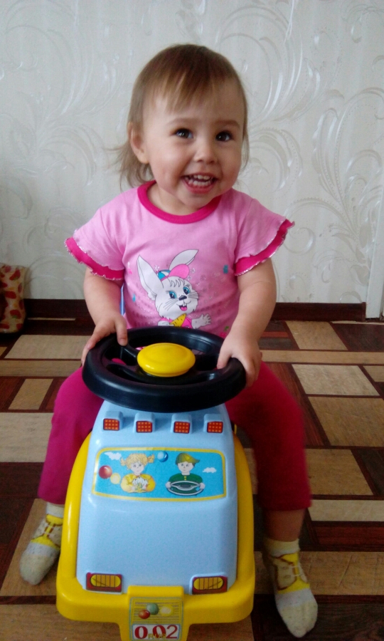 Эмилия снова смеется