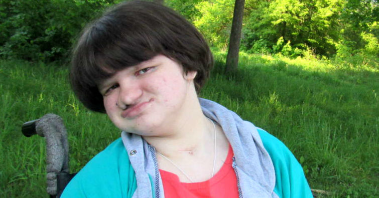 Коляска сломалась, и мать вынуждена носить 17-летнюю дочь на руках по ...