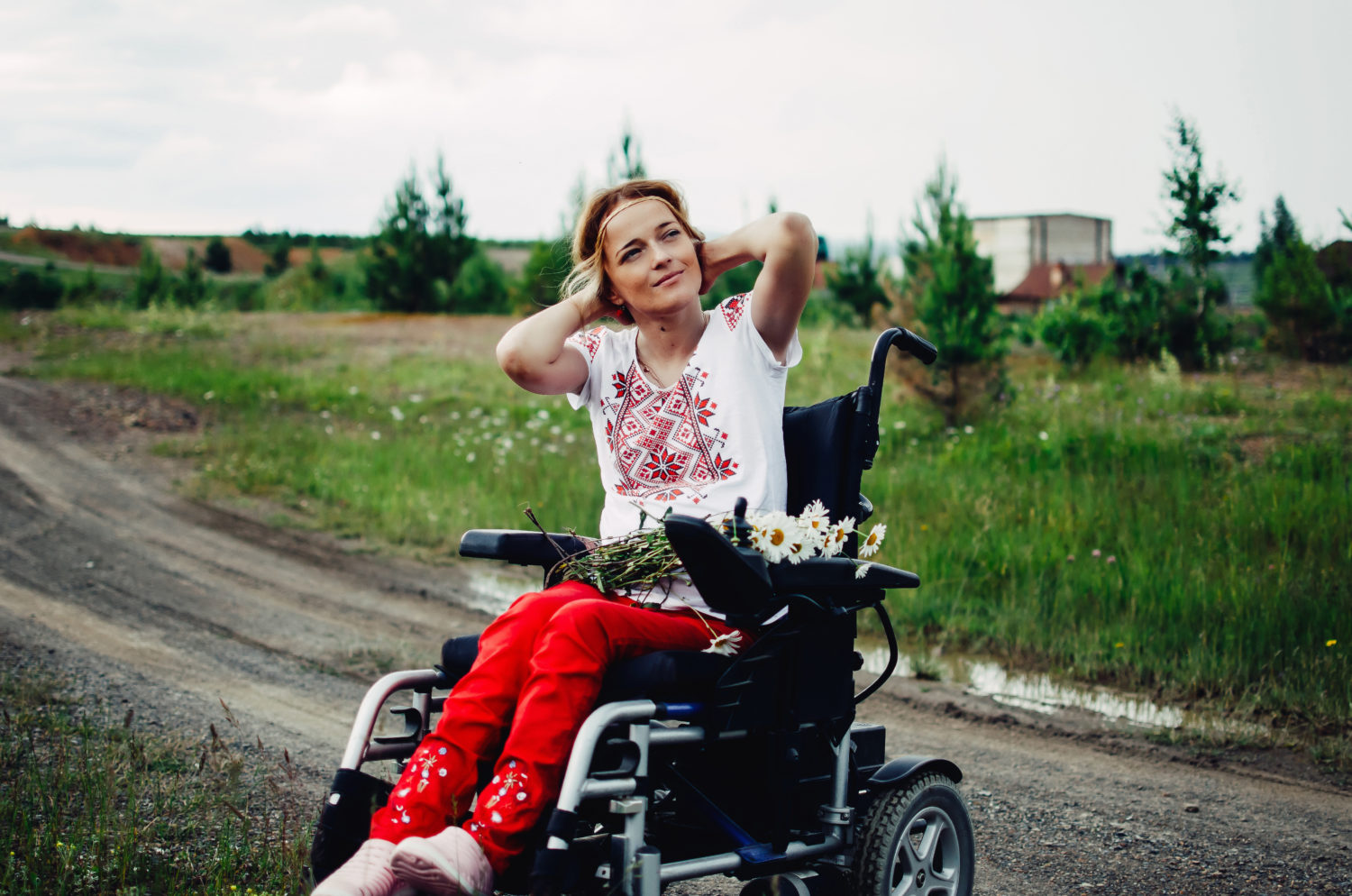 Женщина разбогатела. Инвалид без хребта. На активной коляске в Москву.