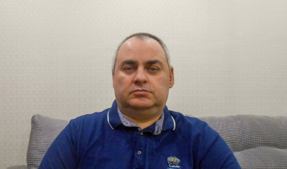 Сергею нужен специальный подъемник, чтобы пересаживаться в коляску.