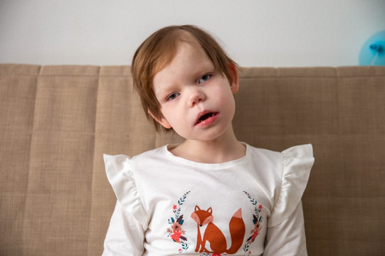 Зависание ребенка. Ребенок залипает в телефоне. Игровая зависимость у подростков. Ребенок залипает в телефоне. Ребенок разбил подбородок.