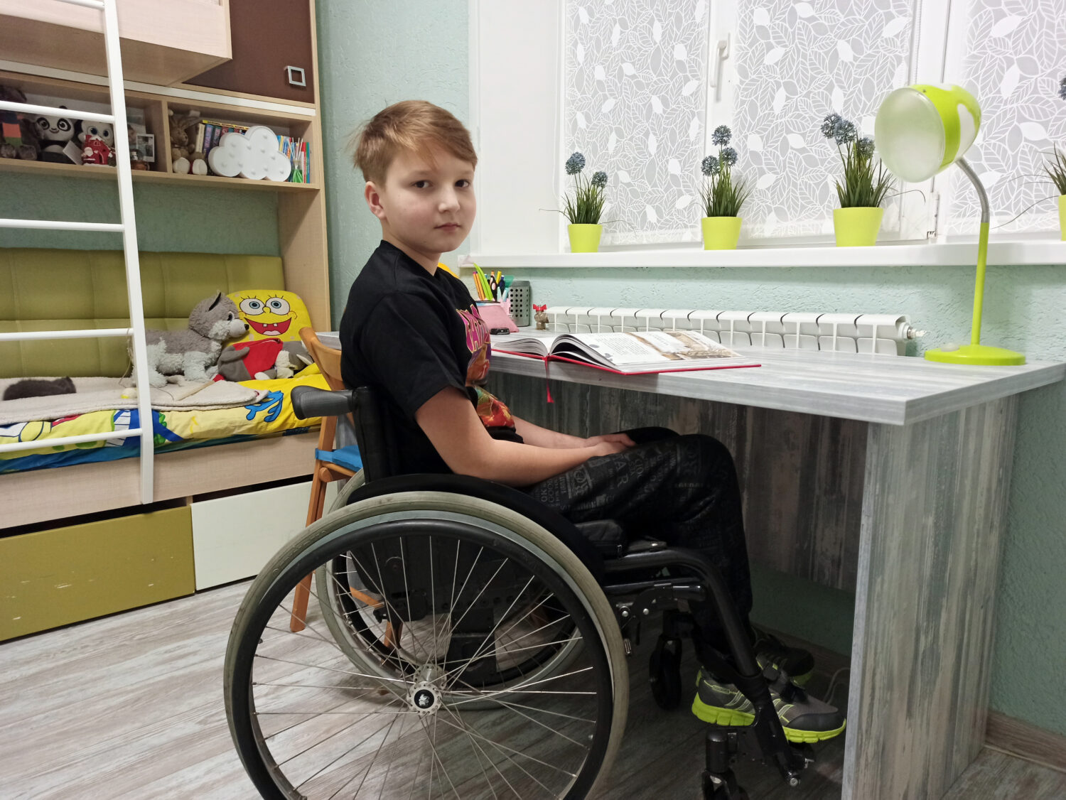 Почему тарасов в инвалидной коляске. Ребенок в инвалидной коляске. Инвалидная коляска благотворительность. Стол для инвалидного кресла.