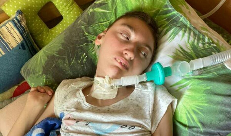 Девушке необходима смесь для питания через гастростому