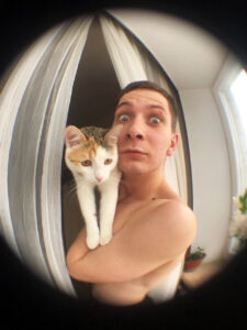 Дмитрий Тарасов в домашним котом