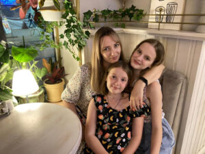 Соня Дитмарова с мамой и сестрой