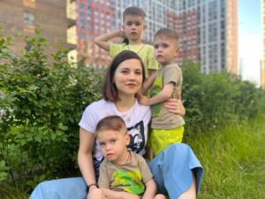 Вероника Куликова с тремя сыновьями