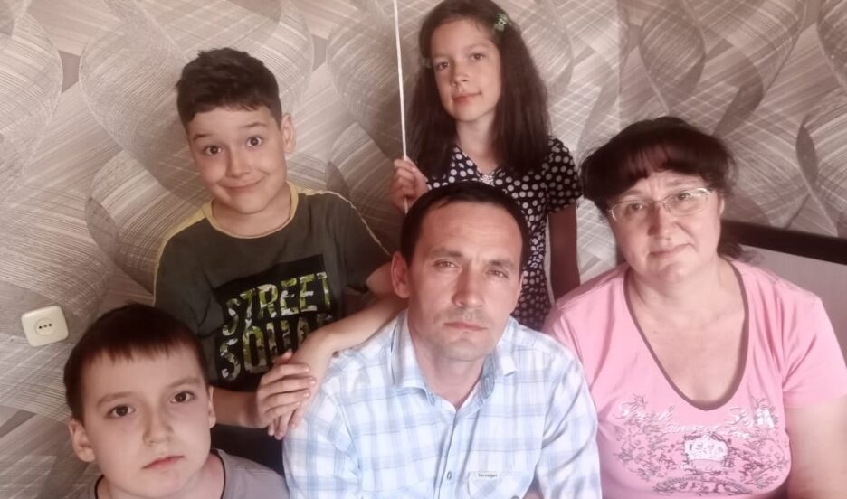 В семье Ахмеровых в школу надо собрать сразу троих детей
