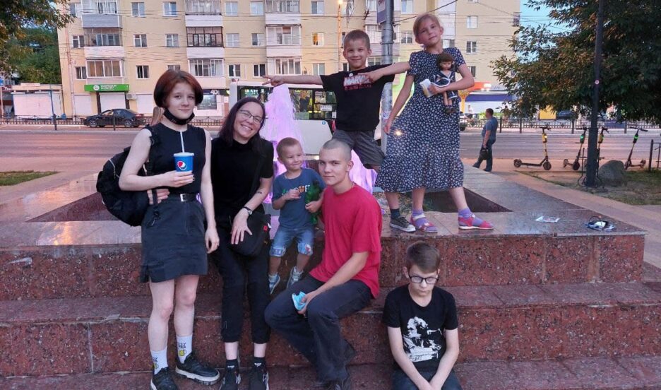 В большой семье Вероники Даршт — шестеро детей, трое из них — школьники