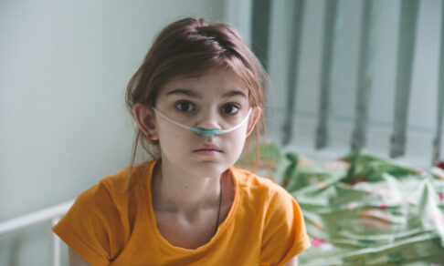 Карина не может доехать до больницы без кислородного концентратора, он нужен ей, чтобы жить