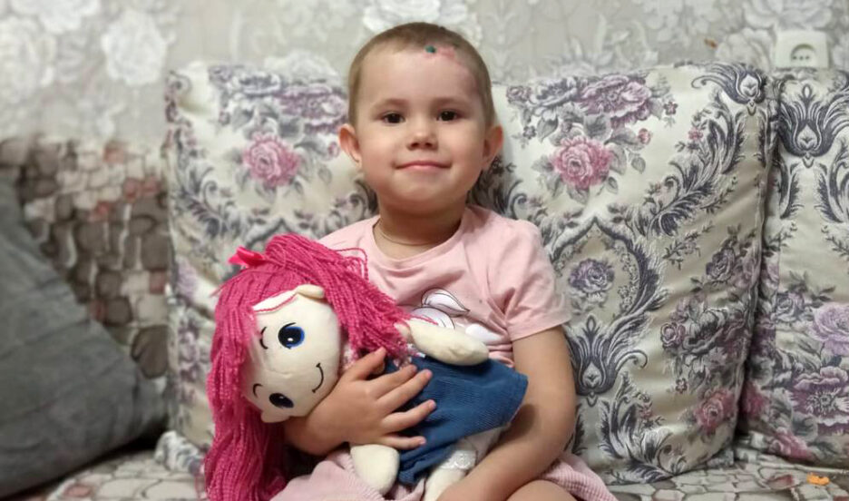 В страшной аварии девочка получила открытый перелом лобной и височной костей