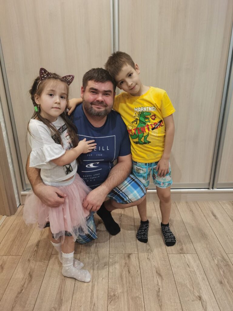 Олег с папой и сестрой