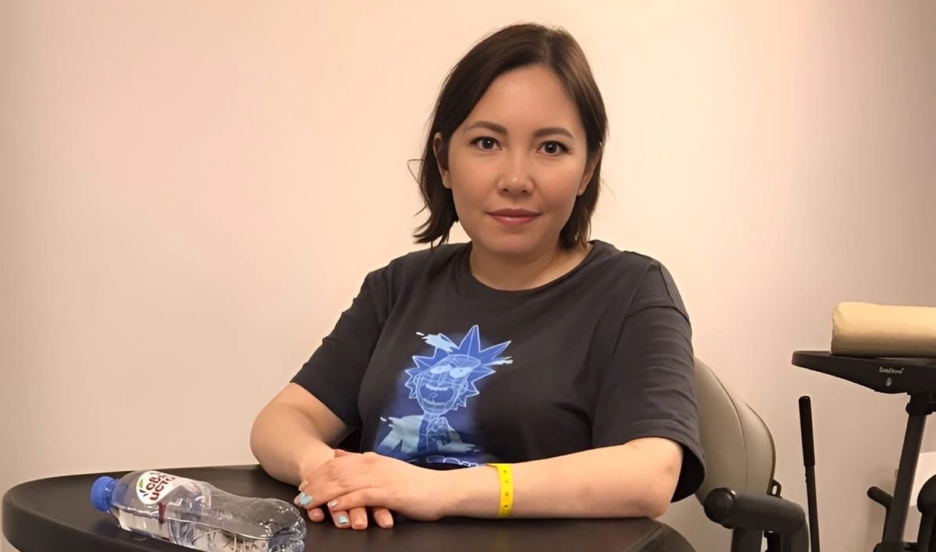 Благодаря реабилитации она уже может надевать кроссовки сама