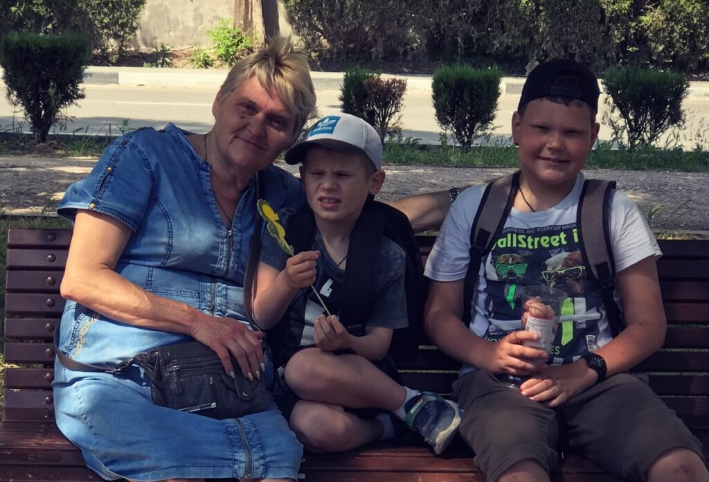 Людмила с внуками