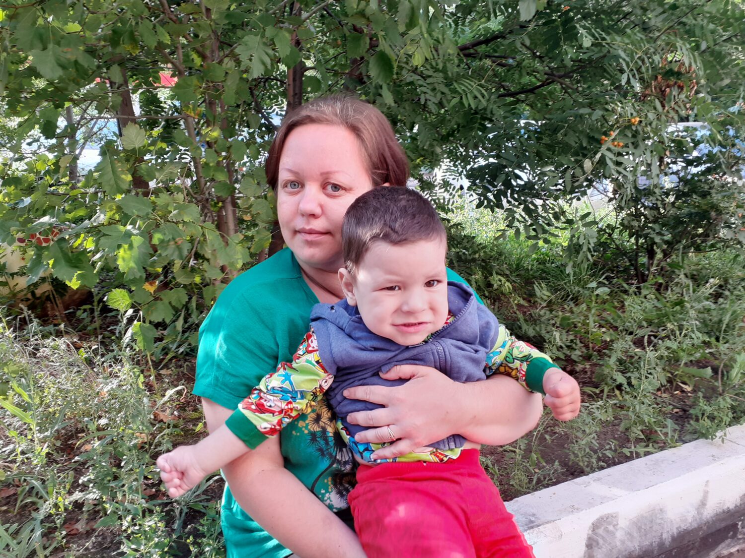 Подвигин Богдан. Валентина стояла под дверью реанимации, смотрела на ...