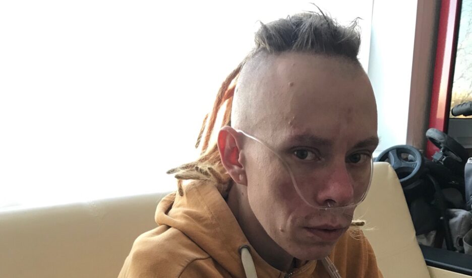 Молодому человеку нужен портативный кислородный концентратор