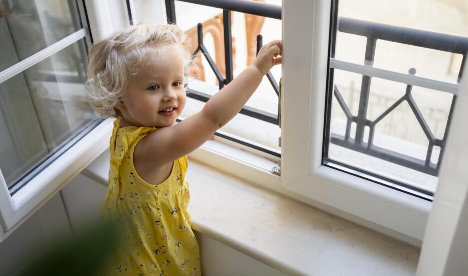 Как предотвратить выпадение ребенка из окна?