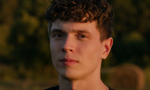 Вокруг одни идиоты. Логотип друг вокруг. Мы не можем изменить людей. Идиот мем. Но вокруг.