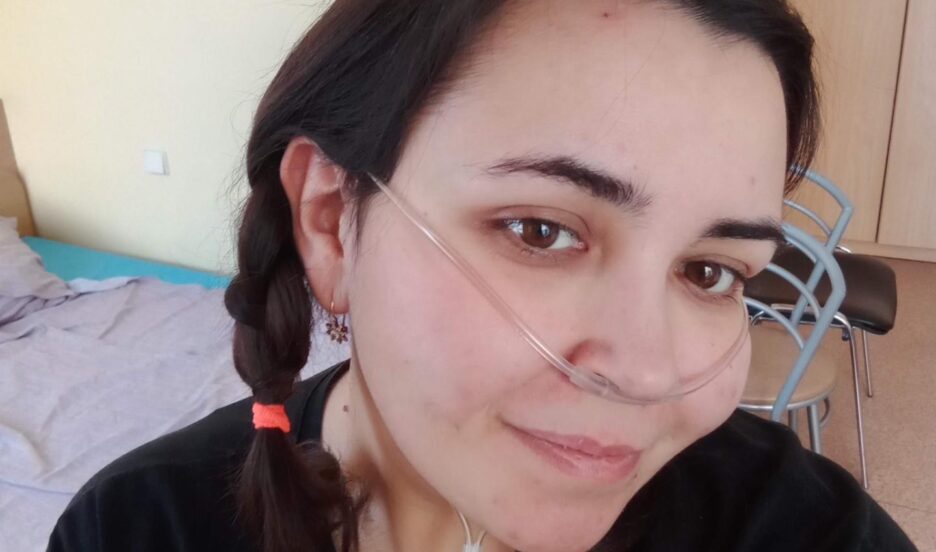 Женщина не может выходить из дома без портативного кислородного концентратора