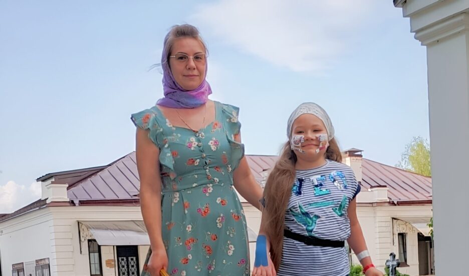 После третьей операции Меланию парализовало, она не могла говорить и двигаться