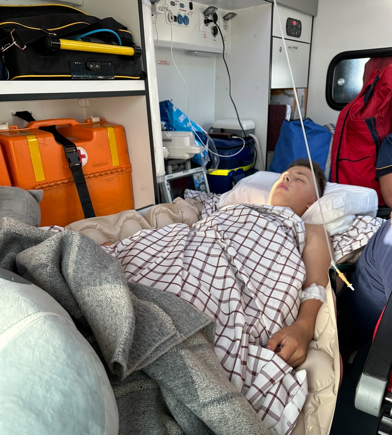 Кирилл нырнул в воду, а сверху на него прыгнул друг