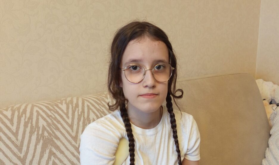 У Кати разрушаются коленные суставы и прогрессирует деформация позвоночника