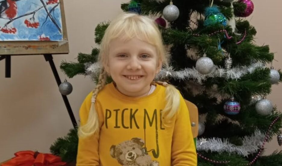 Скоро девочка пойдет в школу, ей нужна электроколяска