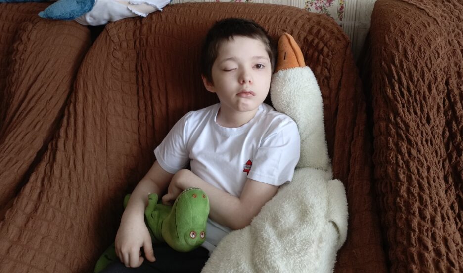 Мальчику нужны ортезы