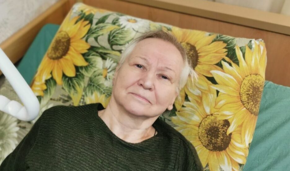 Больше 10 лет женщина передвигается на коляске и почти не выходит из дома