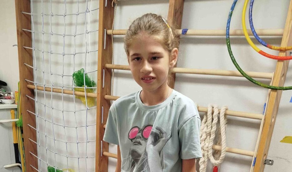 Алиса старается на реабилитациях, но мышцам не из чего расти