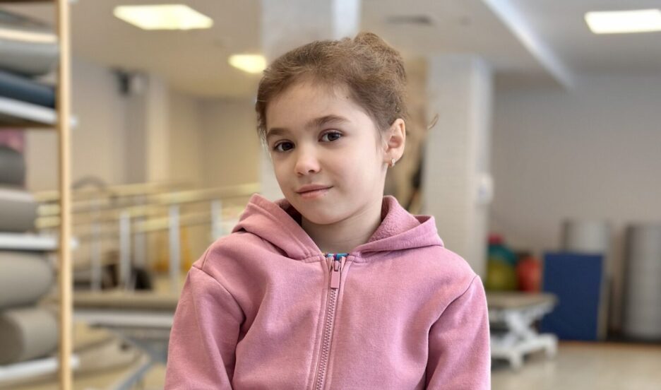 Девочка заново учится жить, ей нужна наша помощь