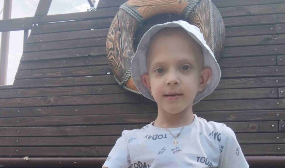 Мальчик родился на 27-й неделе, перестал слышать и говорить из-за инфекций